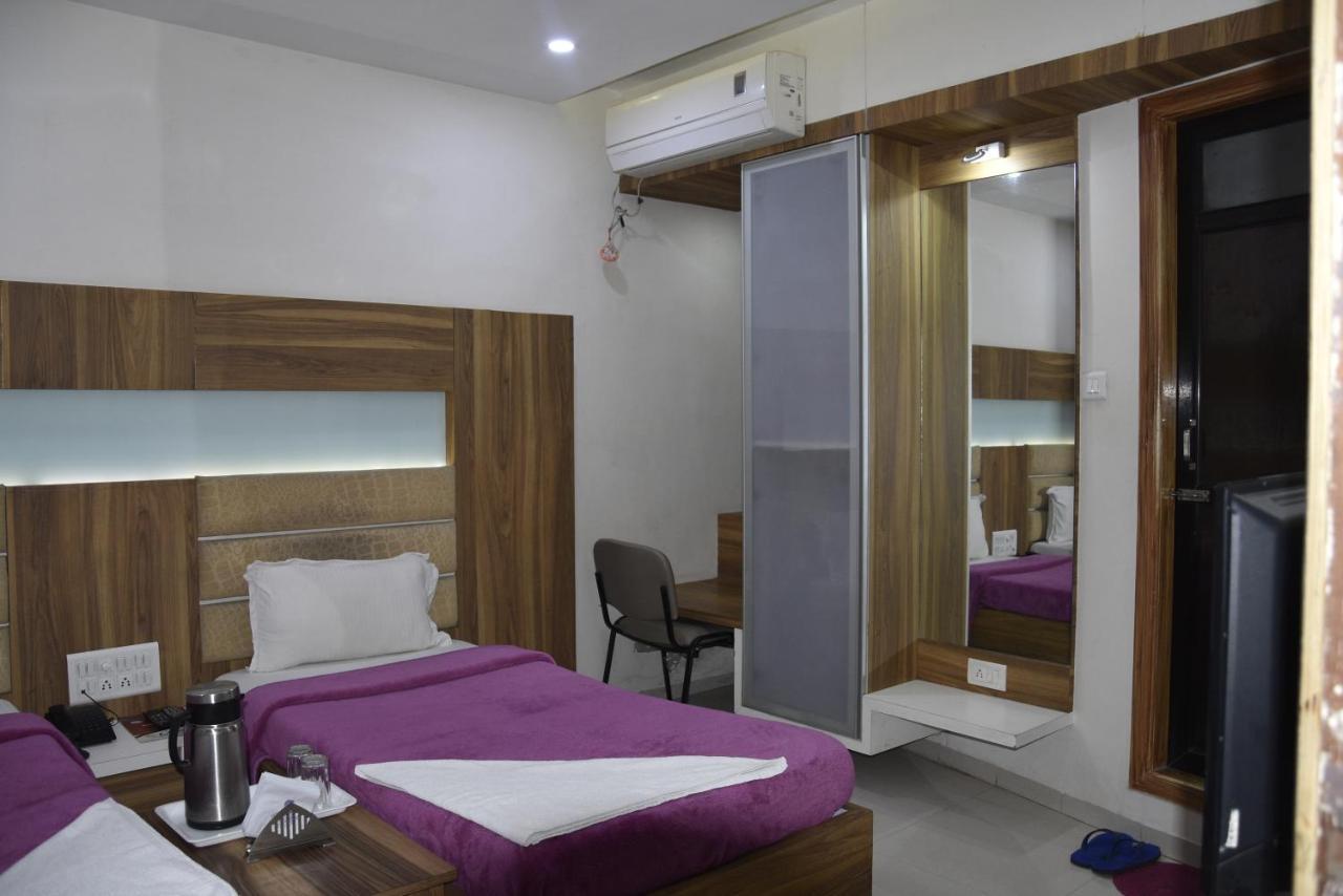 Midtown Hotel Amhedabad Dış mekan fotoğraf
