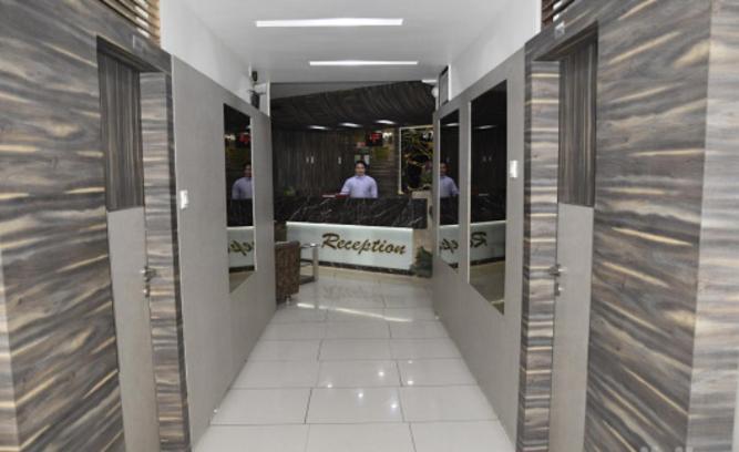 Midtown Hotel Amhedabad Dış mekan fotoğraf